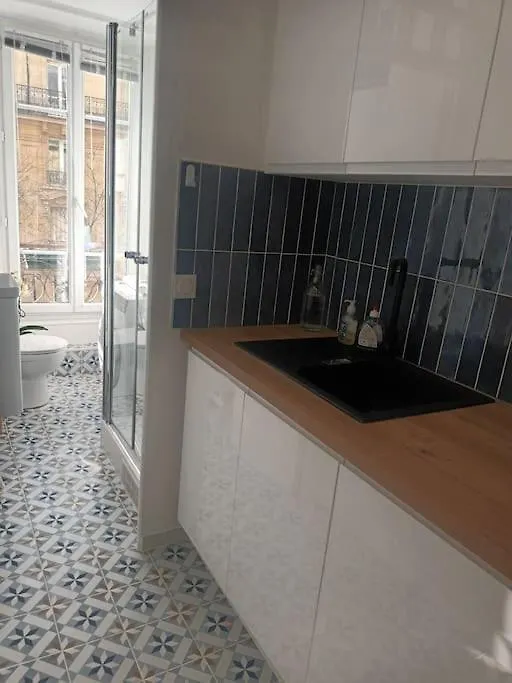 Tres Parisien Et Ensoleille Apartment  Paris